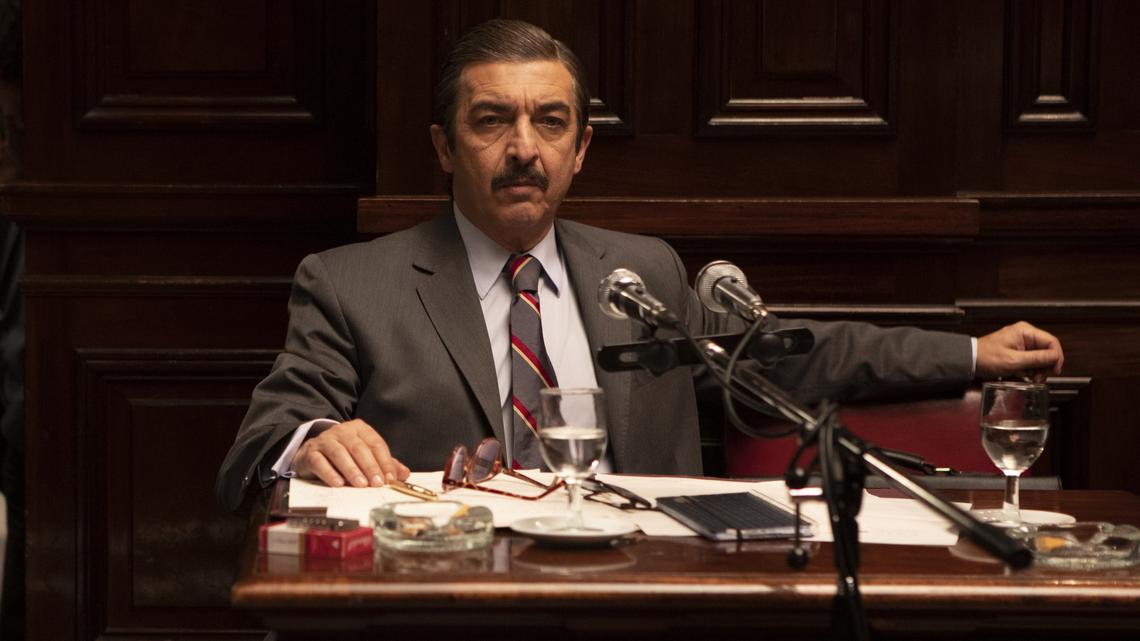 En esta imagen proporcionada por Amazon Ricardo Darín en una escena de “Argentina, 1985”. (Amazon Studios vía AP)