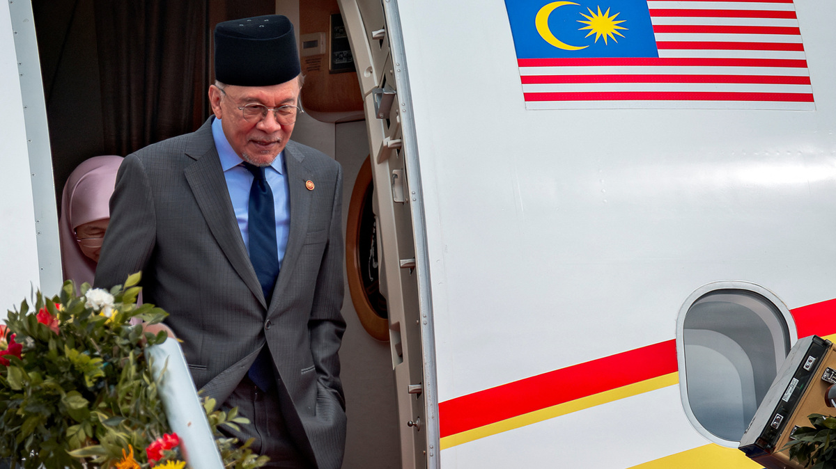 Malaysian Prime Minister Anwar Ibrahim arrives at Mactan-Benito Ebuen Air Base ahead of the 48th ASEAN Summit and Related Meetings in Cebu, Philippines, May 7, 2026. Ezra Acayan/Pool via REUTERS