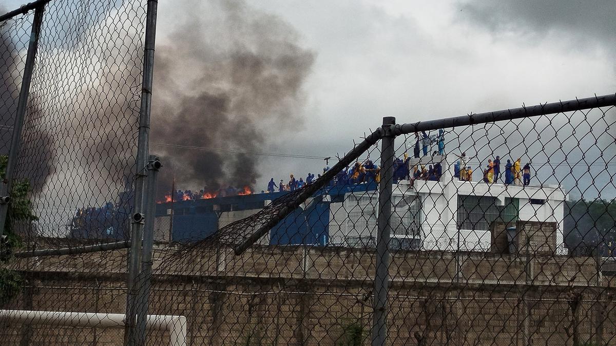 Smoke and fire rise from burning mattresses as inmates gather on the rooftop of the Barinas Judicial Internment Center (Injuba) during a protest calling for the removal of the prison's director and against shootings, in Barinas, Venezuela, May 24, 2026. Picture taken with a mobile phone. REUTERS/Yonny Camacho