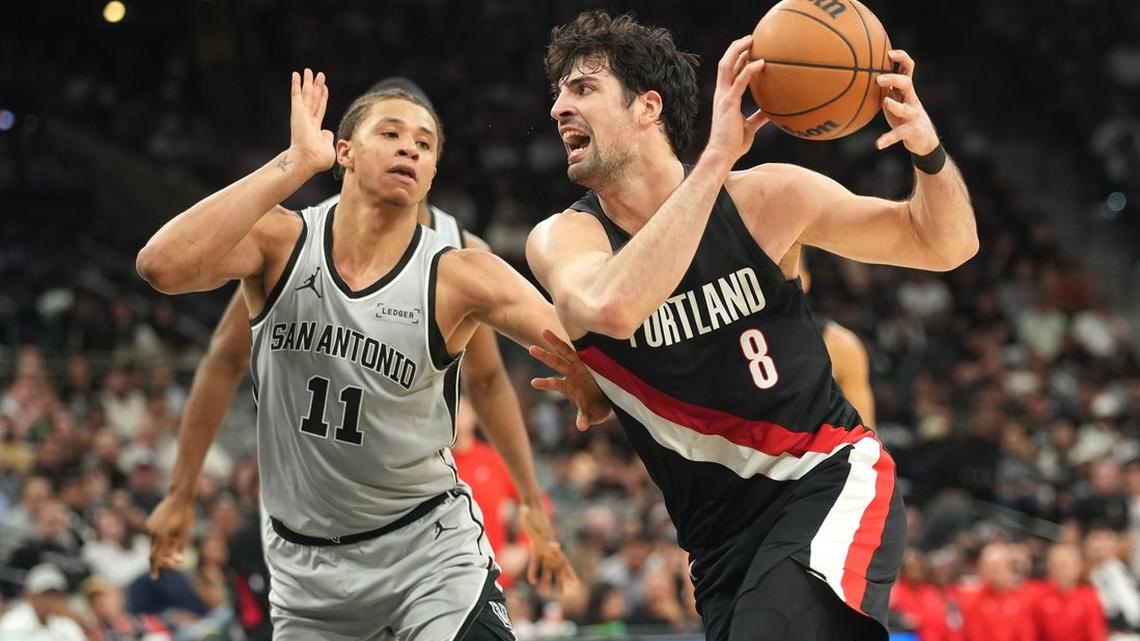 Spurs look to continue torrid stretch against feisty Mavericks 