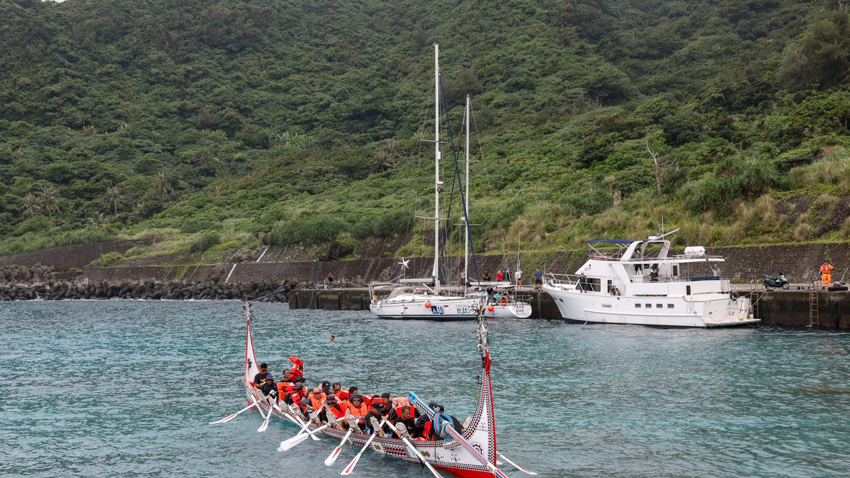 Tao indigenous rowers paddle a traditional wooden canoe named Ovayan, or "Golden Friendship," to the Philippines' Batanes Islands, on Orchid Island, Taiwan, June 15, 2026. REUTERS/Ann Wang