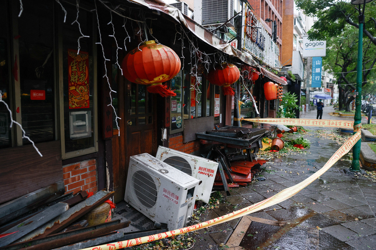 Typhoon Champi sweeps past Taiwan, one dead and 500 injured | Charlotte ...