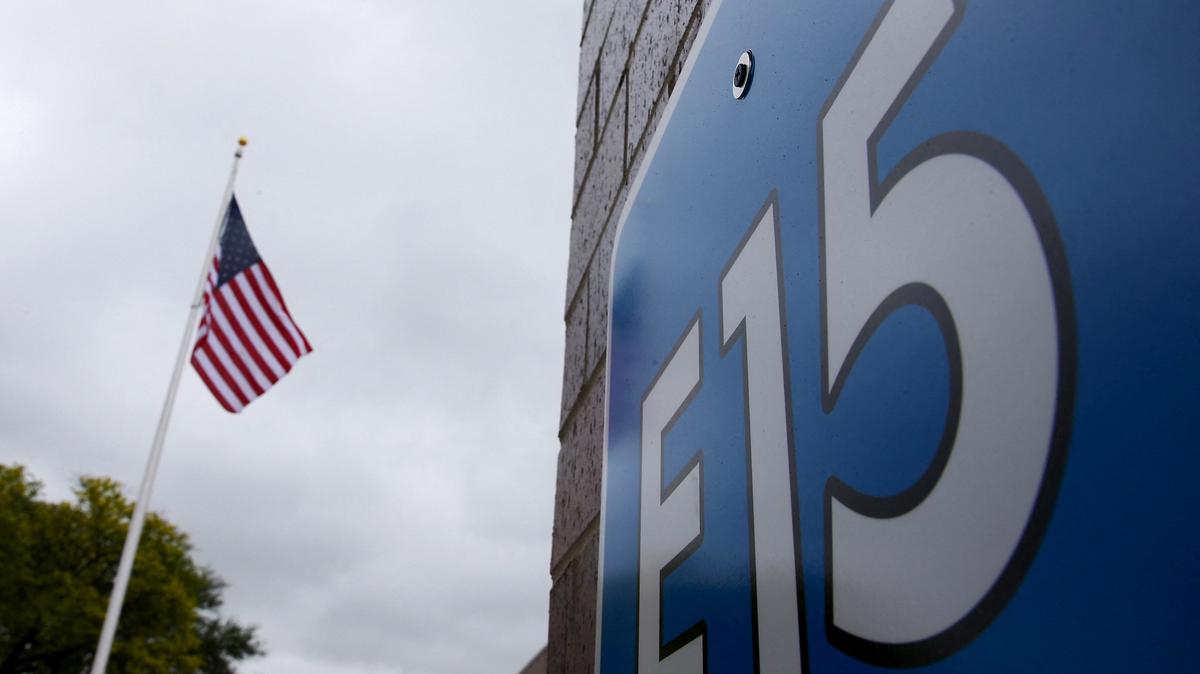 FILE PHOTO: A sign advertising E15, a gasoline with 15 percent of ethanol, is seen at a gas station in Clive, Iowa, United States, May 17, 2015.  REUTERS/Jim Young/File Photo
