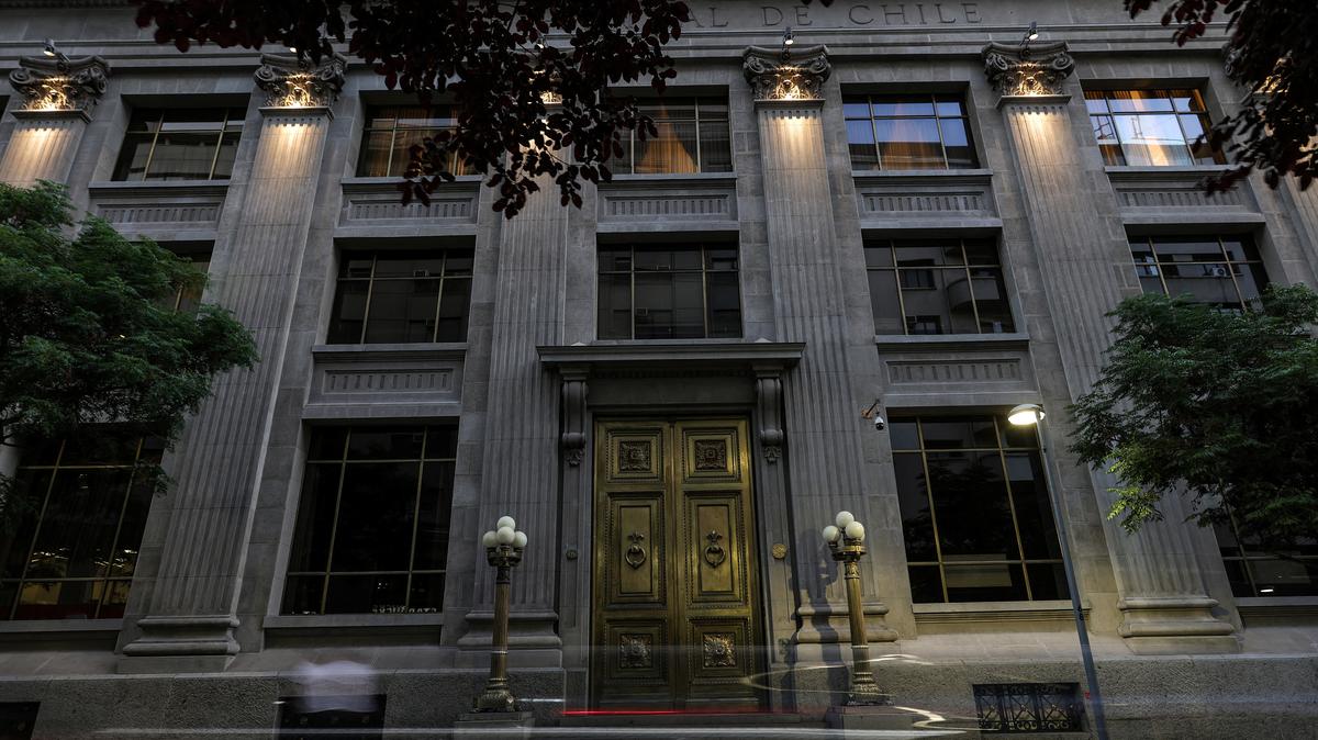 A view of Chile's Central Bank building facade in downtown Santiago, Chile November 22, 2024. Picture taken with a long exposure. REUTERS/Ivan Alvarado