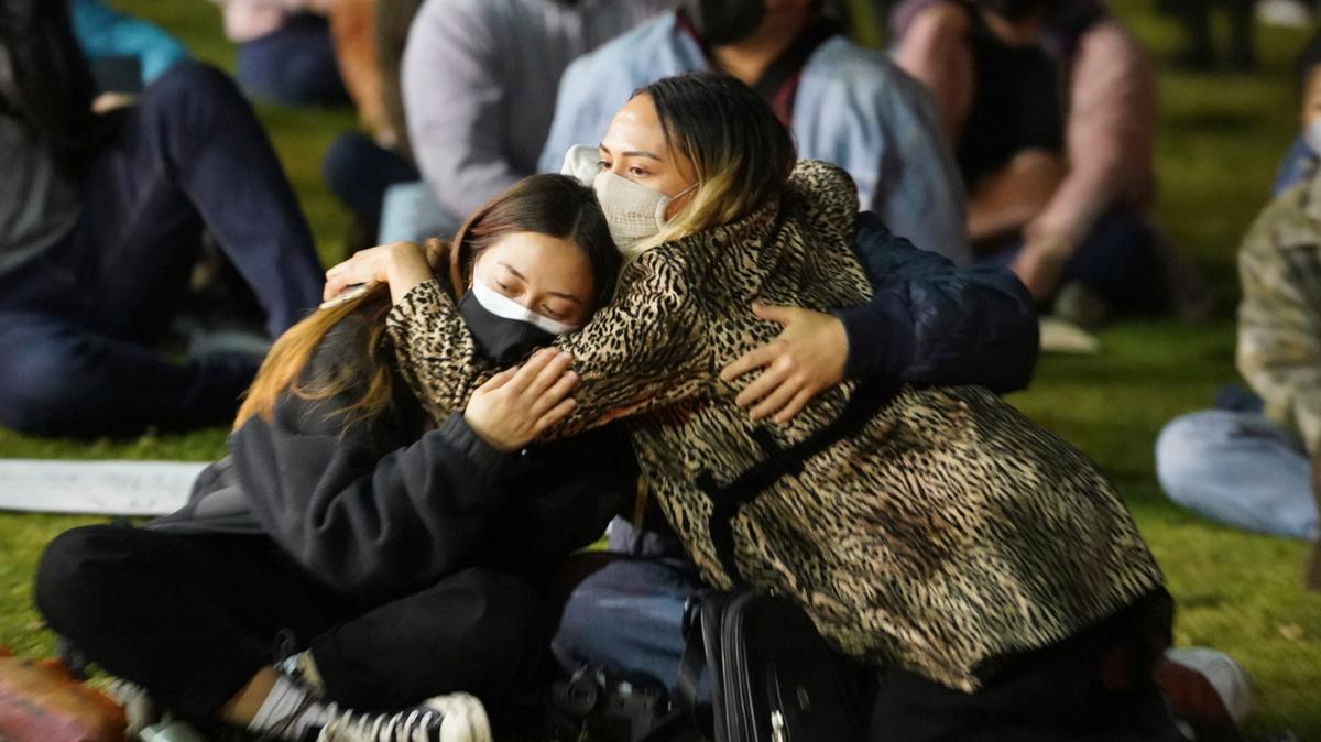 Alanav Hillman y Ashley Alexander participan en una vigilia en en Parque Almansor de California en memoria de las personas asesinadas en varios salones de masajes en Atlanta, el sábado 20 de marzo de 2021. (AP Foto/Damian Dovarganes)