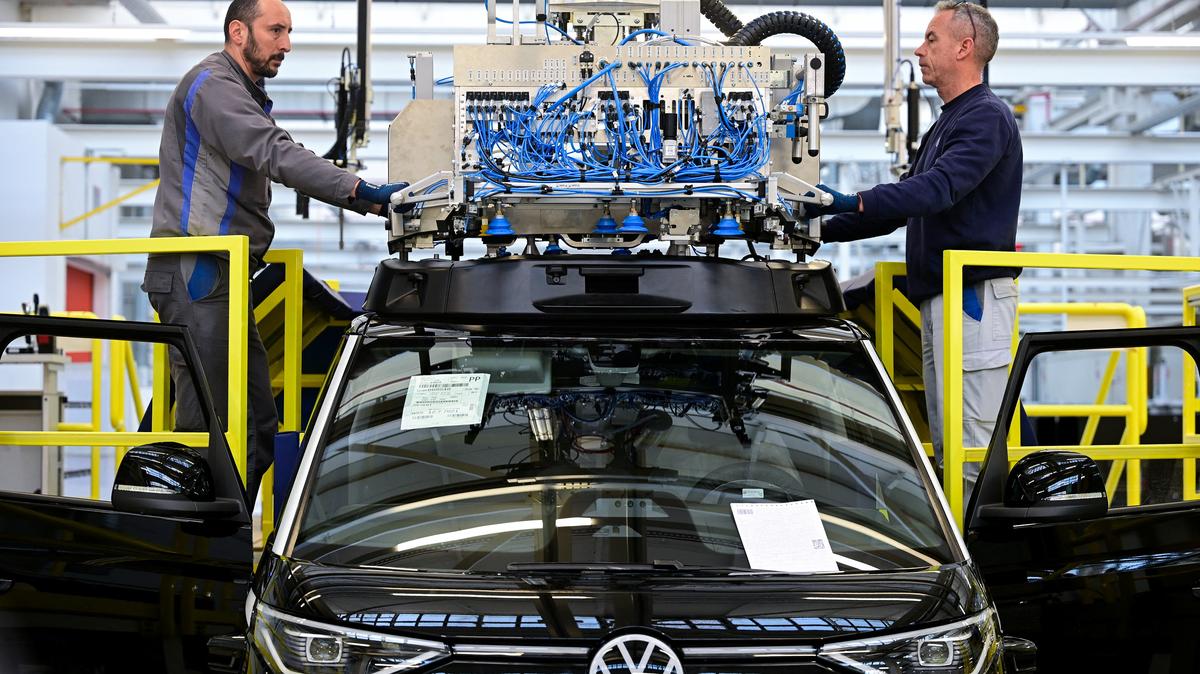 Staff members install a sensor unit on a Volkswagen Id. Buzz AD during a media tour at Volkswagen Commercial Vehicles (Volkswagen Nutzfahrzeuge) in Hanover, Germany, March 4, 2026. REUTERS/Fabian Bimmer