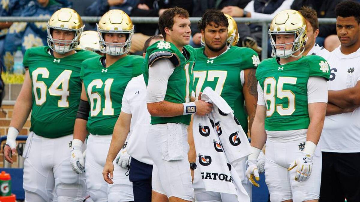  Notre Dame quarterback Riley Leonard (13) sits out for a snap after being banged up on the previous play during a NCAA college football game between Notre Dame and Louisville at Notre Dame Stadium on Saturday, Sept. 28, 2024, in South Bend. | MICHAEL CLUBB/SOUTH BEND TRIBUNE / USA TODAY NETWORK via Imagn Images 