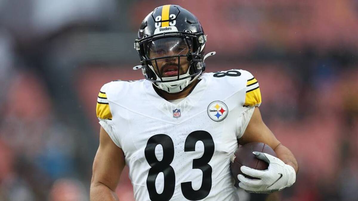  Dec 28, 2025; Cleveland, Ohio, USA; Pittsburgh Steelers tight end/fullback Connor Heyward (83) warms up before the game against the Cleveland Browns at Huntington Bank Field. Mandatory Credit: Scott Galvin-Imagn Images | Scott Galvin-Imagn Images 