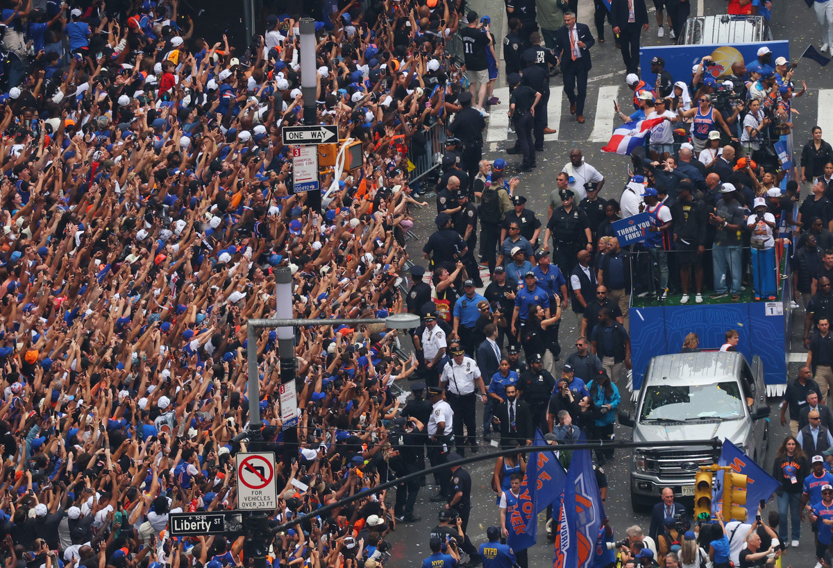 Basketball - NBA - New York Knicks Parade - Woolworth Building, New York City, New York, U.S. - June 18, 2026 General view from the Woolworth Building in New York City of New York Knicks fans celebrating as the players travel along broadway during the parade REUTERS/Mike Segar