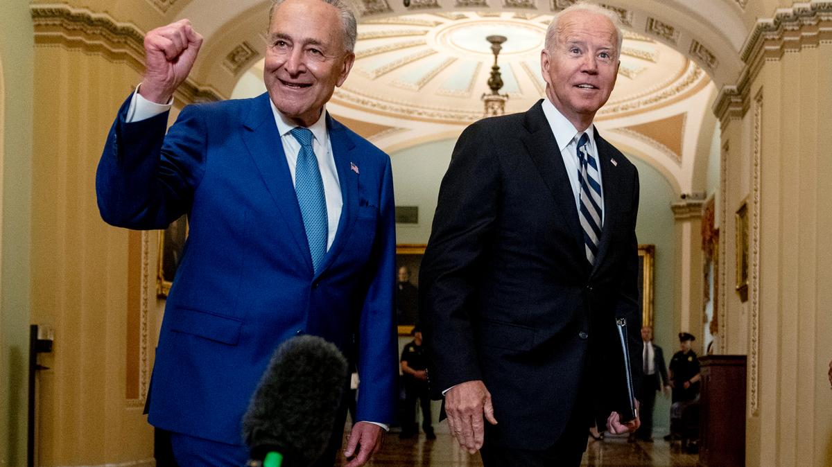 El presidente Joe Biden junto al líder del Senado, Chuck Schumer (D-NY) y otros demócratas, se reunieron para discutir el plan de infraestructuras el 14 de julio de 2021, en el Capitolio de Washington D.C.