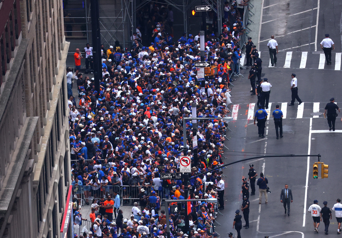 Basketball - NBA - New York Knicks Parade - Woolworth Building, New York City, New York, U.S. - June 18, 2026 General view of New York Knicks fans before the parade REUTERS/Mike Segar