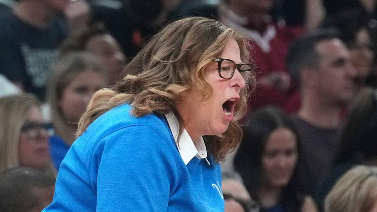  UCLA Bruins head coach Cori Close yells out to her players aas they take on the South Carolina Gamecocks during their NCAA women's basketball national championship game at Mortgage Matchup Center in Phoenix on April 5, 2026. | Joe Rondone/The Republic / USA TODAY NETWORK via Imagn Images 