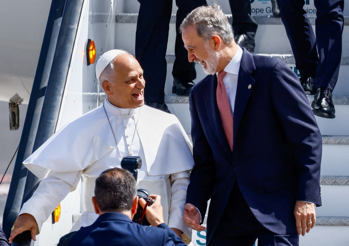 Pope Leo XIV and Spain's King Felipe VI leave the plane from which the Pope was due to depart on, following an incident at Tenerife Norte–Ciudad de La Laguna Airport, according to local media, Canary Islands, Spain, June 12, 2026, at the end of a seven-day apostolic journey to Spain, with visits to Madrid, Barcelona and the Canary Islands, where he met with migrants and humanitarian organizations. REUTERS/Borja Suarez