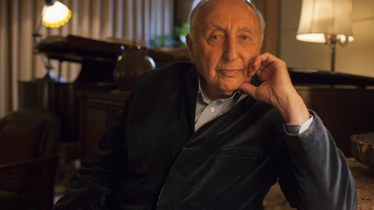 FILE -- Seymour Bernstein, a former concert pianist, the subject of the film "Seymour: An Introduction," at his home in New York, Sept. 26, 2014. Bernstein, an acclaimed pianist who struggled to overcome a stage fright so severe that he cut short his performing career and shifting into teaching and composing, died on Thursday, April 30, 2026, in Damariscotta, Maine. He was 99. (Emon Hassan/The New York Times)