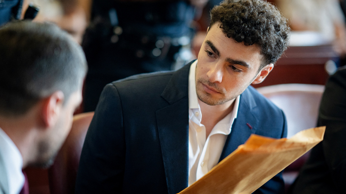 Luigi Mangione appears for a pre-trial hearing at Manhattan Criminal Court in New York, U.S., Wednesday, June 17, 2026.     Angelina Katsanis/Pool via REUTERS