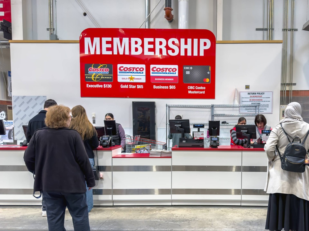  Costco set records for gasoline volumes in its fiscal third quarter as drivers chased cheaper fuel. 