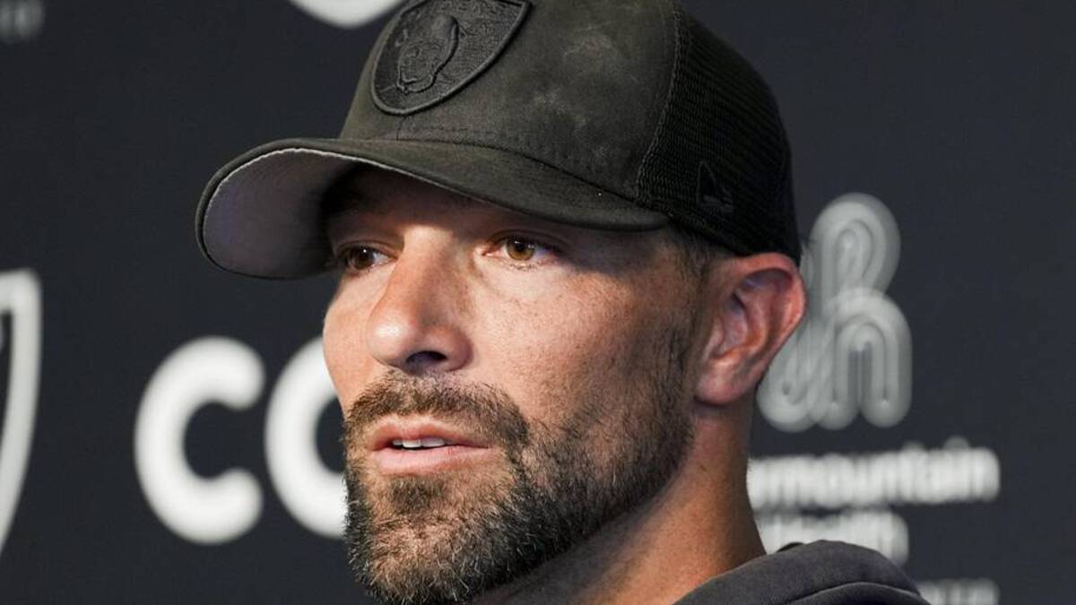  Jun 3, 2026; Henderson, NV, USA; Las Vegas Raiders defensive coordinator Rob Leonard speaks during a news conference during organized team activities at Intermountain Health Performance Center. Mandatory Credit: Candice Ward-Imagn Images | Candice Ward-Imagn Images 