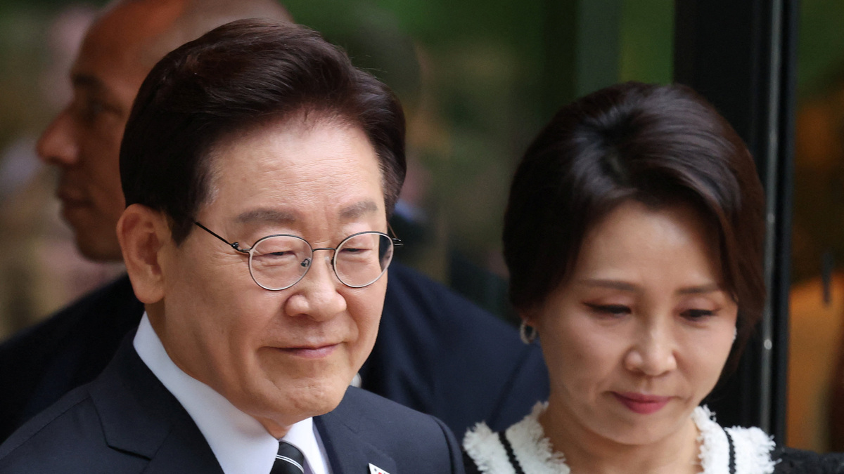 South Korea's President Lee Jae-myung and South Korea's first lady Kim Hea Kyung arrive before a family photo prior to a gala dinner as part of the G7 summit in Evian-les-Bains, France, June 16, 2026. Ludovic Marin/Pool via REUTERS