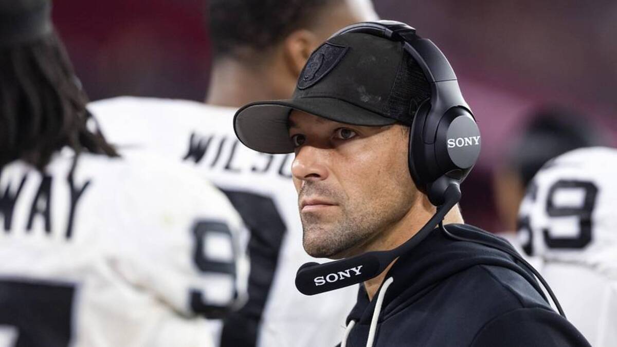  Aug 23, 2025; Glendale, Arizona, USA; Las Vegas Raiders defensive line coach Rob Leonard against the Arizona Cardinals during a preseason NFL game at State Farm Stadium. Mandatory Credit: Mark J. Rebilas-Imagn Images | Mark J. Rebilas-Imagn Images 
