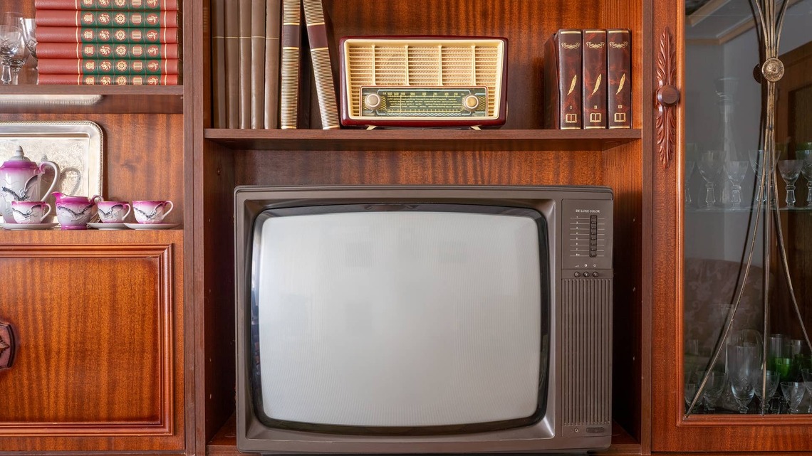 Furniture Flipper Upgrades 'Junk' Vintage TV Set With a Flat-Screen TV, and It's Amazing 