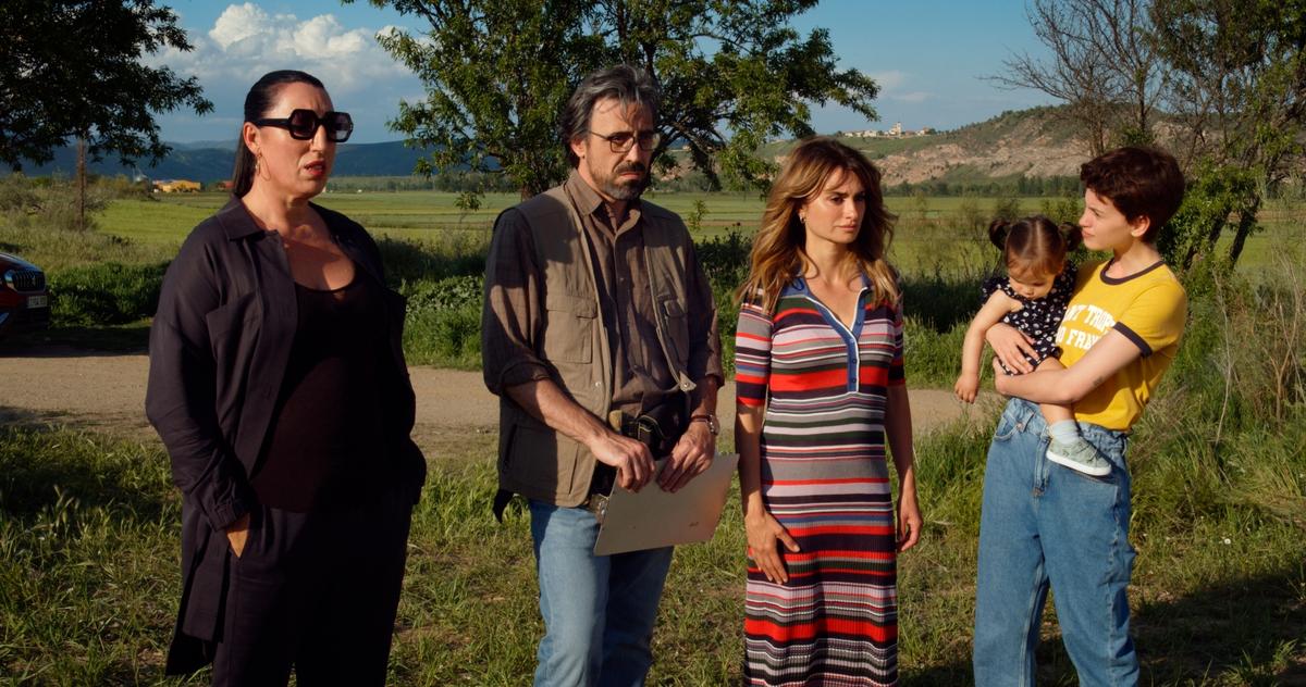 En esta imagen difundida por Sony Pictures Classics shows, de izquierda a derecha, Rossy de Palma, Israel Elejalde, Penélope Cruz y Milena Smit en una escena de “Madres paralelas”. (Iglesias Más/Sony Pictures Classics vía AP)