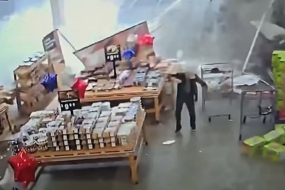  Surveillance footage showing the moment the roof of a BJ’s store collapsed in Ocean Township, New Jersey, on July 6, 2026. 
