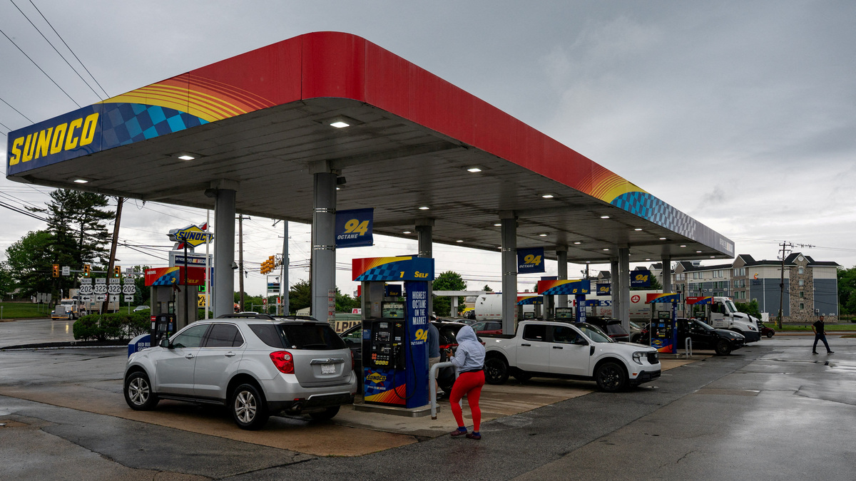 FILE PHOTO: People purchase gasoline at a Sunoco gas station ahead of the Memorial Day weekend in Philadelphia, Pennsylvania, U.S. May, 21 2026.  REUTERS/Seth Herald/File Photo
