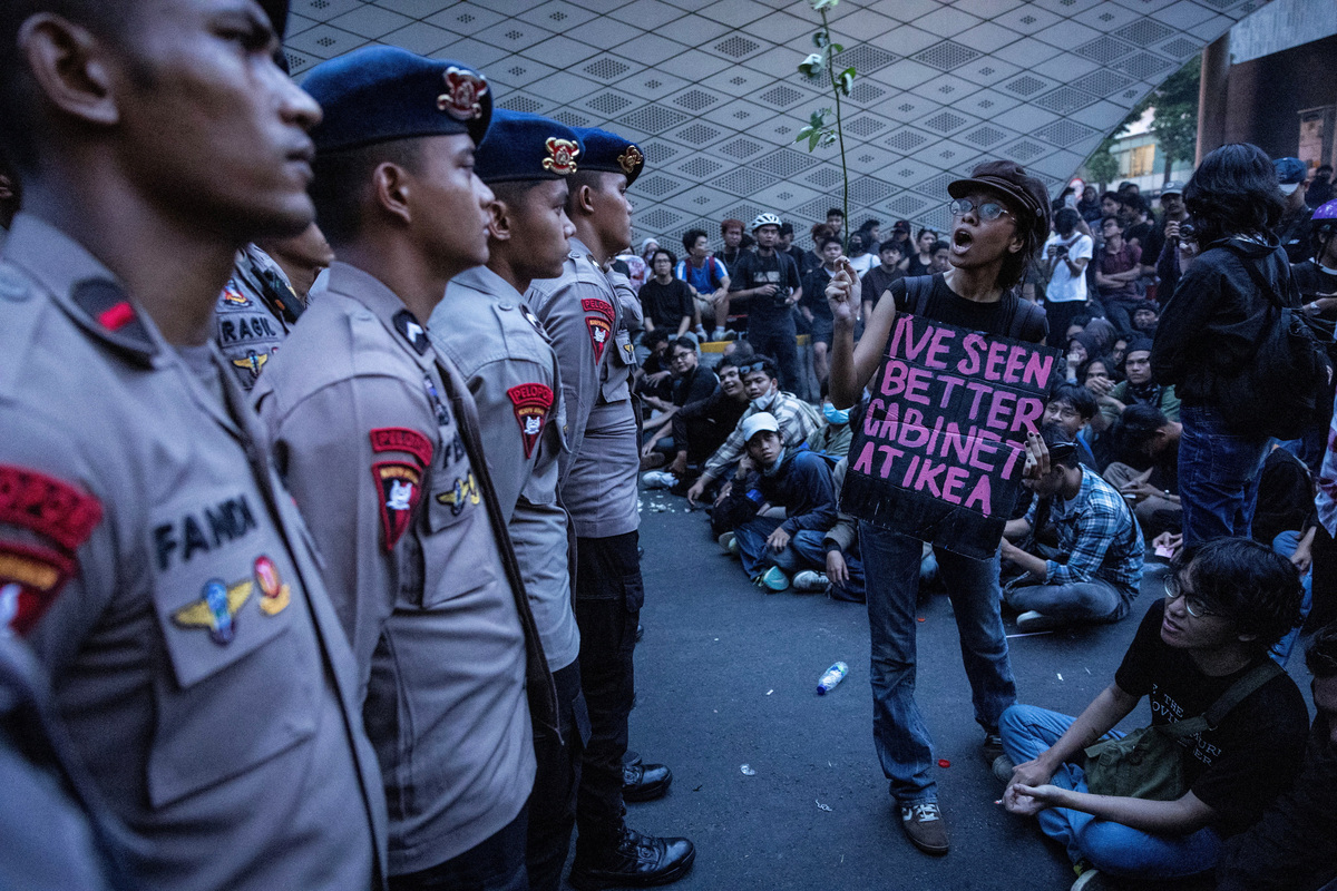 As forest fires rage, hundreds of Indonesian students protest ...