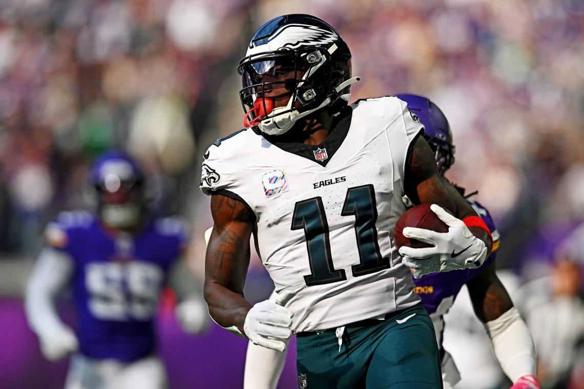  Philadelphia Eagles wide receiver A.J. Brown (11) makes a catch during the first half against the Minnesota Vikings on Oct. 19, 2025. Credit: Jeffrey Becker-Imagn Images