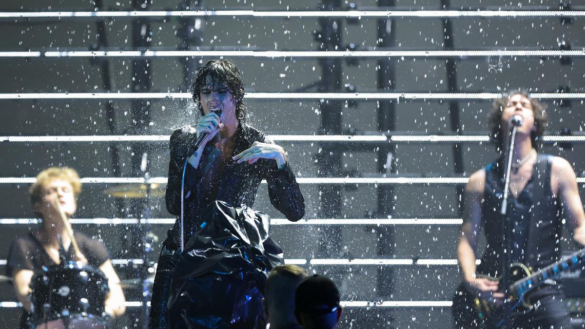 Fans honor Sombr and 'Golden' at American Music Awards 