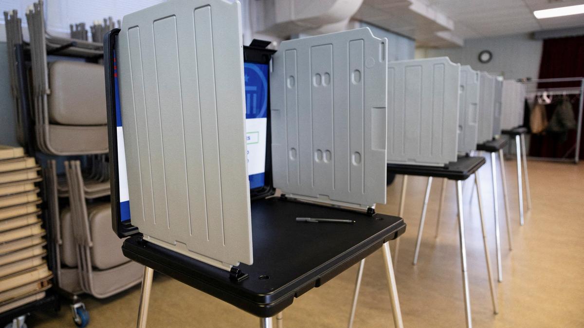 FILE PHOTO: Voting booths are pictured in a polling location as the Democratic and Republican parties hold primary elections in Dayton, Ohio, U.S. March 19, 2024.  REUTERS/Megan Jelinger/File Photo