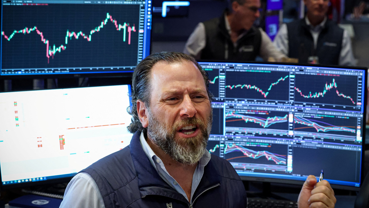 Traders work on the floor at the New York Stock Exchange (NYSE) in New York City, U.S., June 3, 2026.  REUTERS/Brendan McDermid