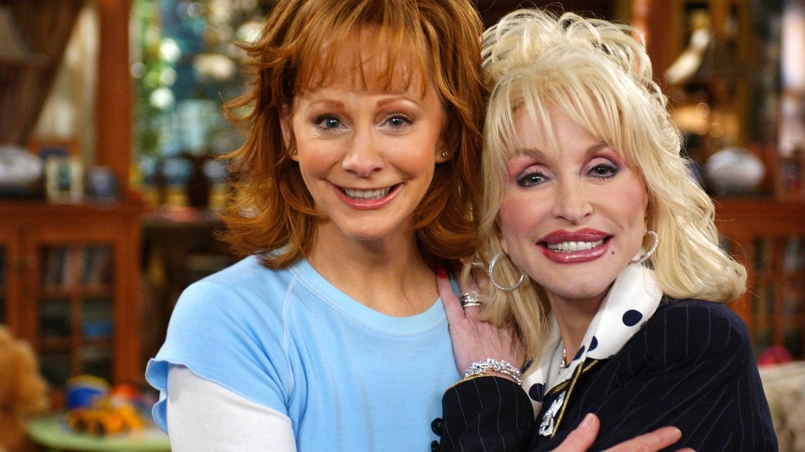 Reba McEntire Reveals the Kind Gesture Dolly Parton Made for Her Sitcom Crew, Which She Only Learned About the Day the Legend Died 