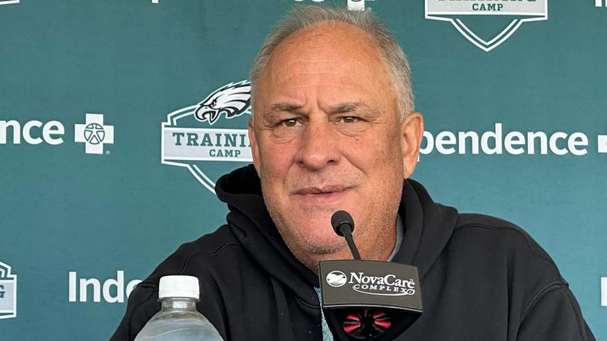  Eagles DC Vic Fangio speaks at the NovaCare Complex on Aug. 9, 2025. | John McMullen/Eagles On SI 