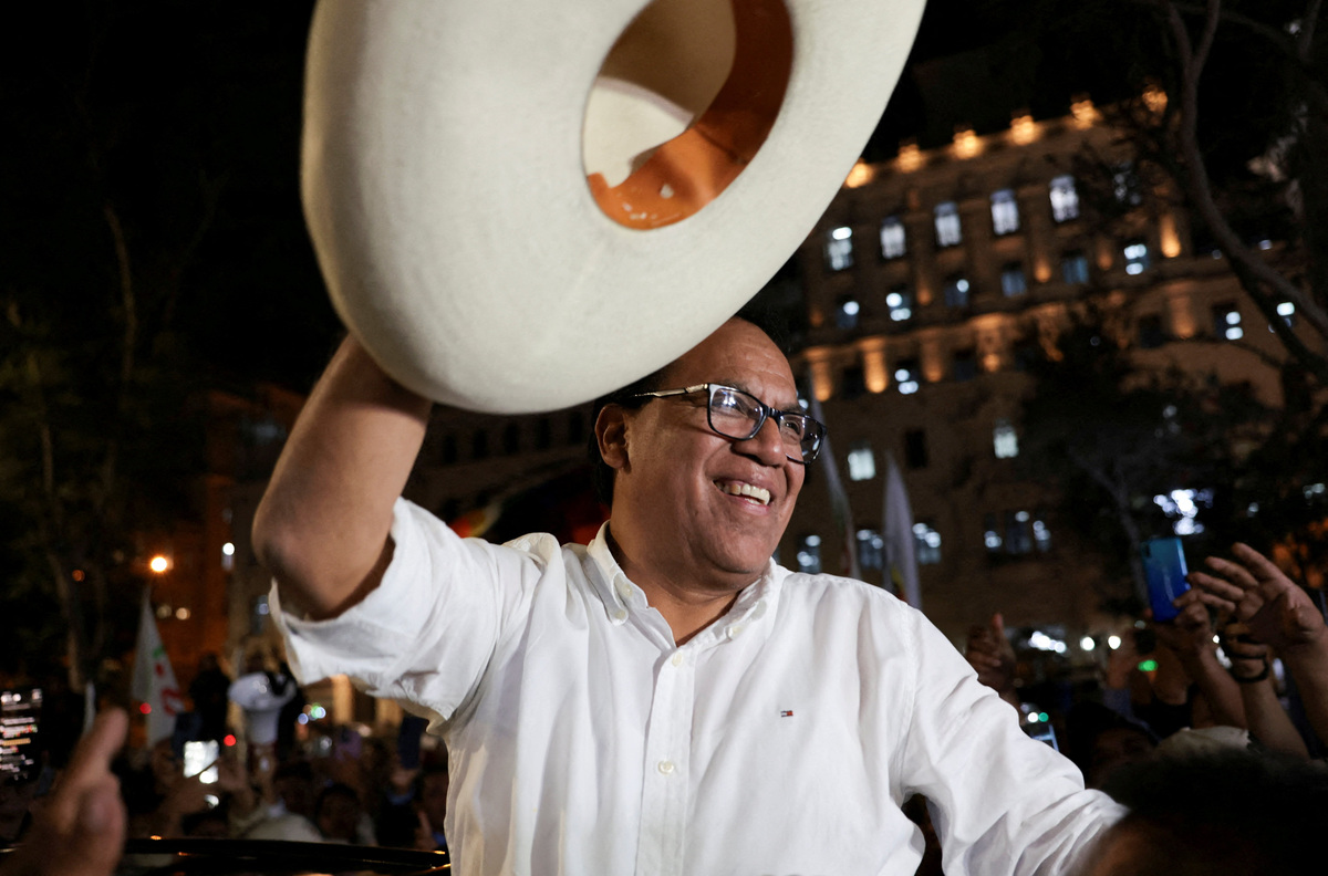 Left-wing presidential candidate Roberto Sanchez addresses supporters after taking a slim lead over conservative Keiko Fujimori in Peru's presidential race, as official vote-counting continued into a second day, in Lima, Peru, June 8, 2026. REUTERS/Stifs Paucca