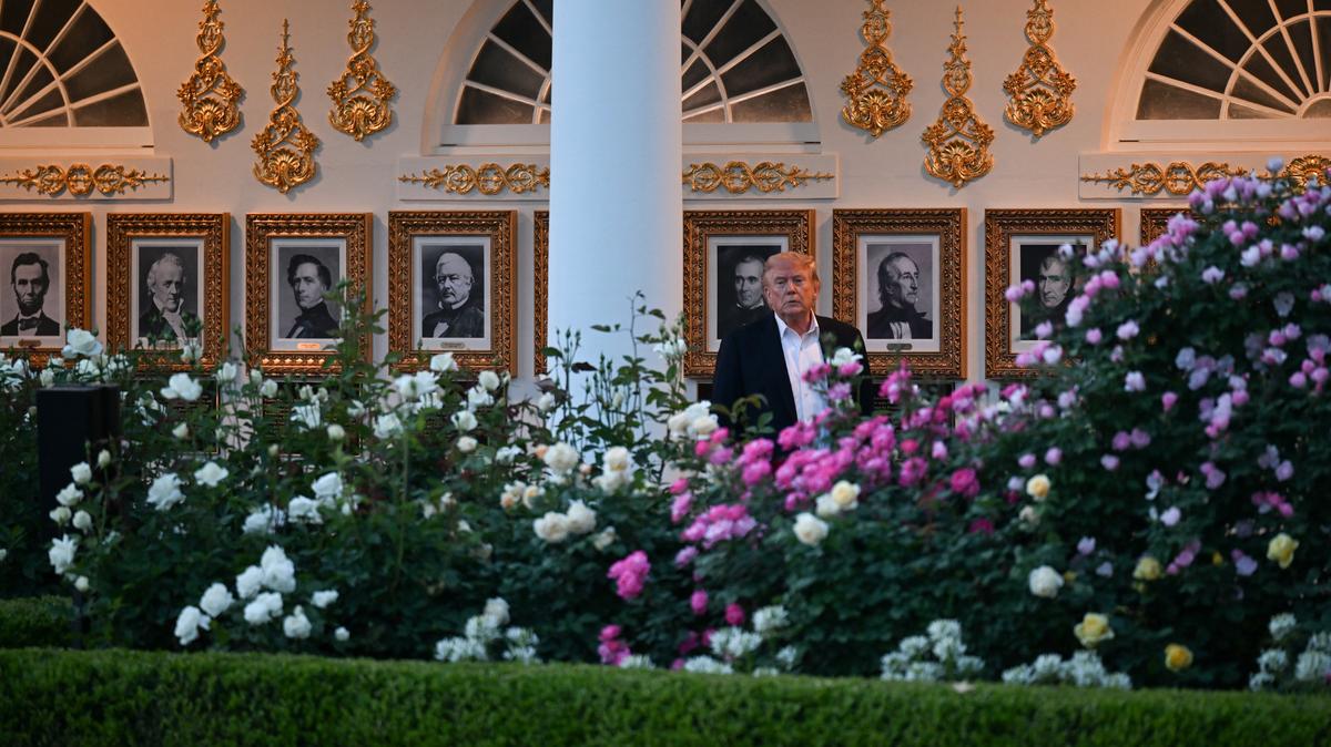 U.S. President Donald Trump looks at the Rose Garden upon arrival at the White House in Washington, D.C., U.S., May 3, 2026. REUTERS/Annabelle Gordon 
