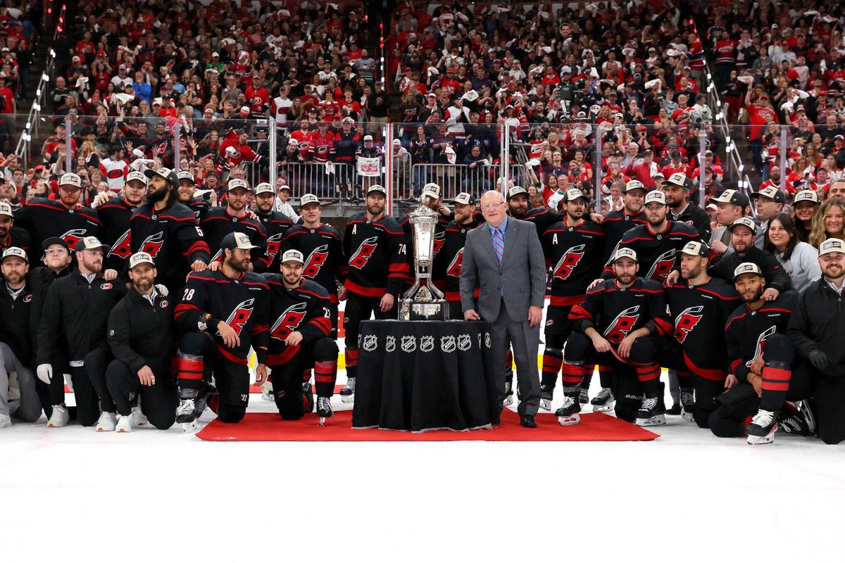  Wayne Gretzky is picking the Carolina Hurricanes to win the Stanley Cup this year. 