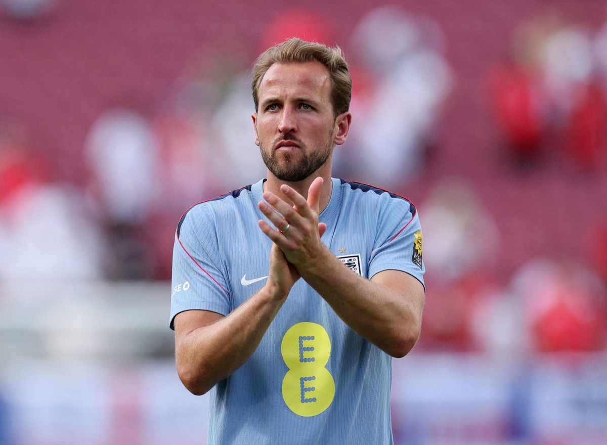  England's Harry Kane applauds fans after the match. Nathan Ray Seebeck-Imagn Images