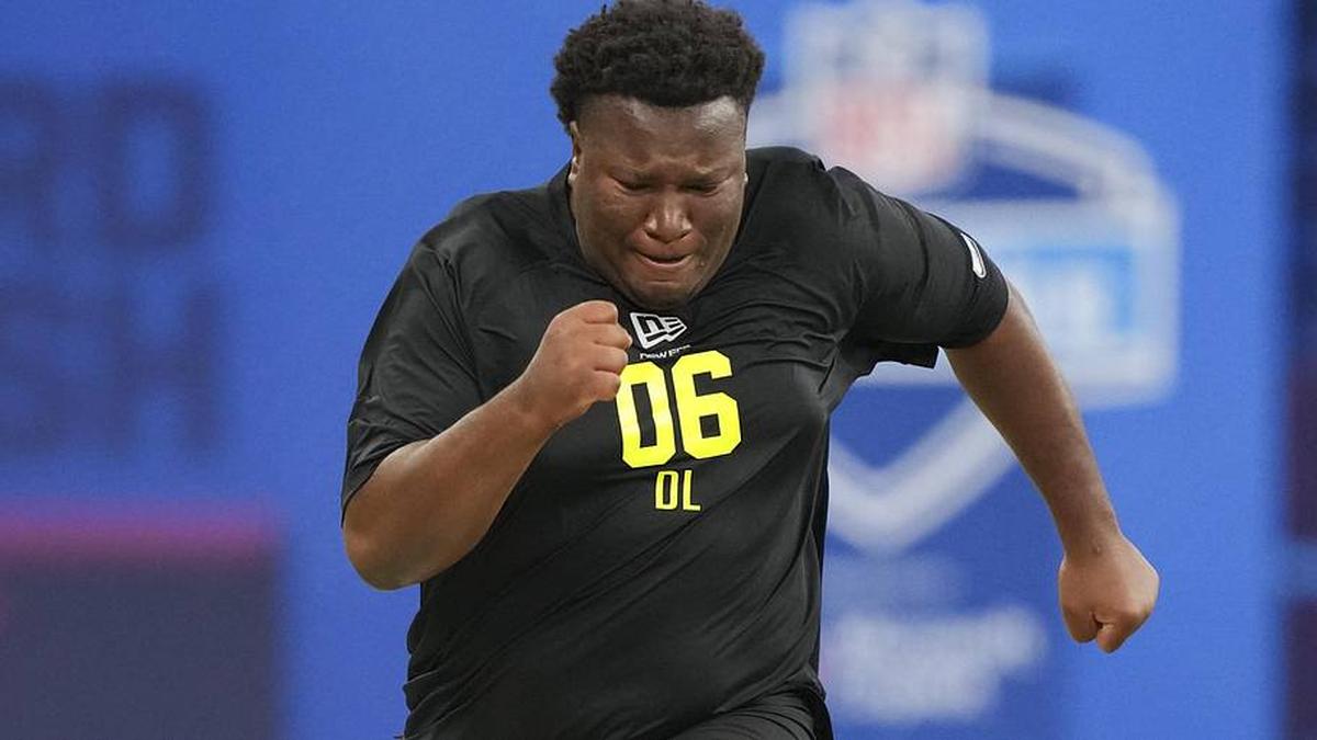  Feb 26, 2026; Indianapolis, IN, USA; NC State defensive lineman Brandon Cleveland (DL06) runs the 40-yard dash during the NFL Scouting Combine at Lucas Oil Stadium. Mandatory Credit: Kirby Lee-Imagn Images | Kirby Lee-Imagn Images 