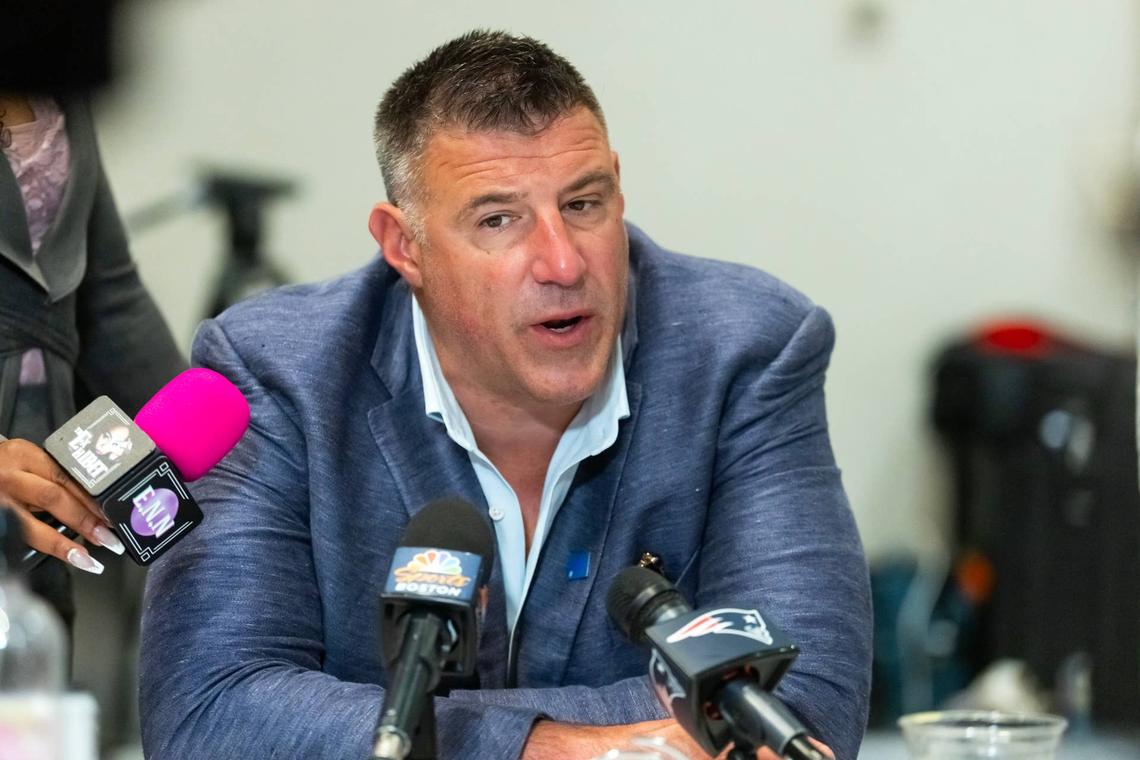  Mar 31, 2026; Phoenix, AZ, USA; New England Patriots head coach Mike Vrabel speaks to reporters in the media during the 2026 NFL Annual League Meeting at the Arizona Biltmore. Mandatory Credit: Mark J. Rebilas-Imagn Images 