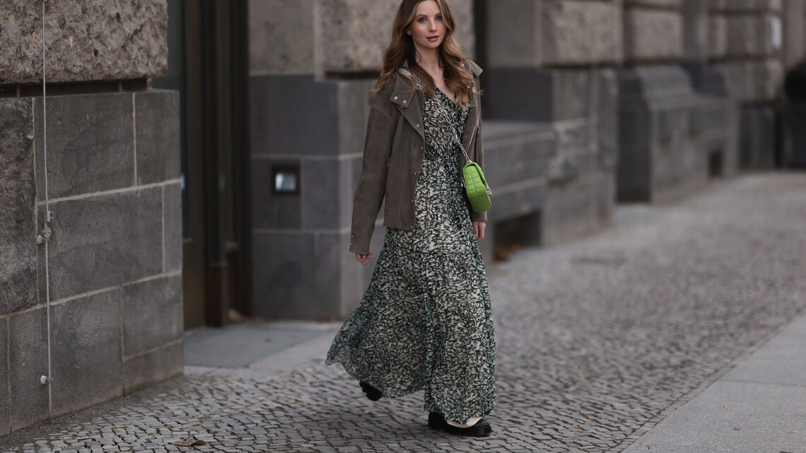 17 Versatile Dresses That Work With Sandals, Sneakers and Boots 
