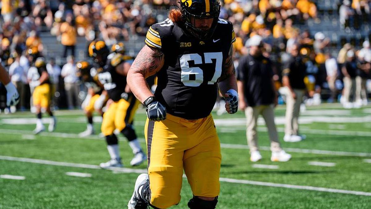  Iowa Hawkeyes offensive lineman Gennings Dunker (67) warms up before a football game against the Indiana Hoosiers Sept. 27, 2025 at Kinnick Stadium in Iowa City, Iowa. | Julia Hansen/Iowa City Press-Citizen / USA TODAY NETWORK via Imagn Images 