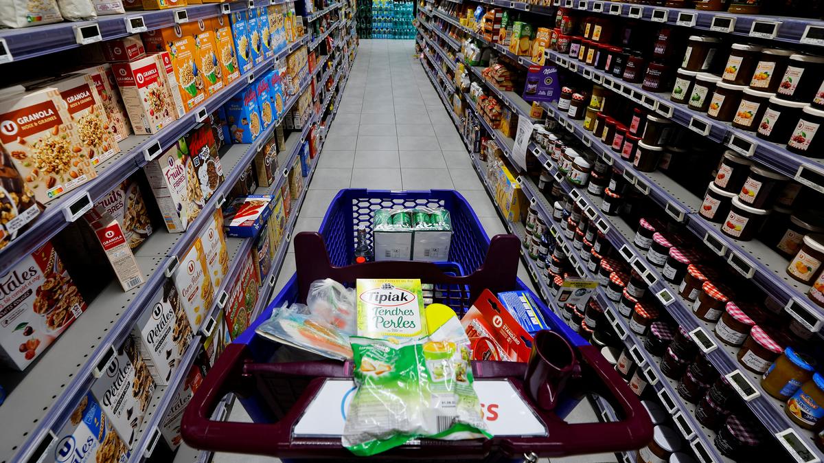 A shopping trolley is seen in a supermarket in Nice, France, August 18, 2022. REUTERS/Eric Gaillard/File Photo