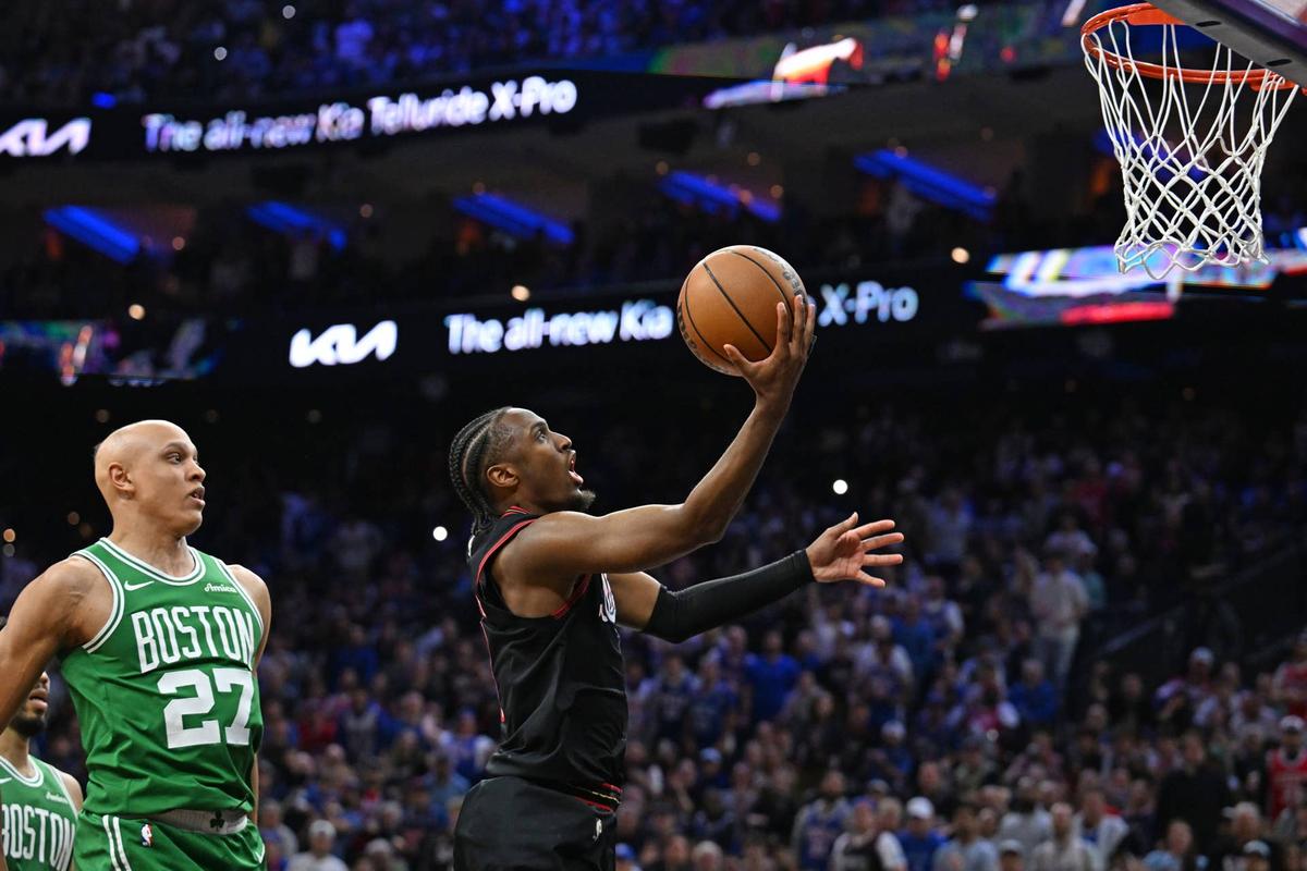  Philadelphia 76ers guard Tyrese Maxey (0) drives against Boston Celtics guard Jordan Walsh (27) during the second half at Xfinity Mobile Arena. Mandatory Credit: Eric Hartline-Imagn Images