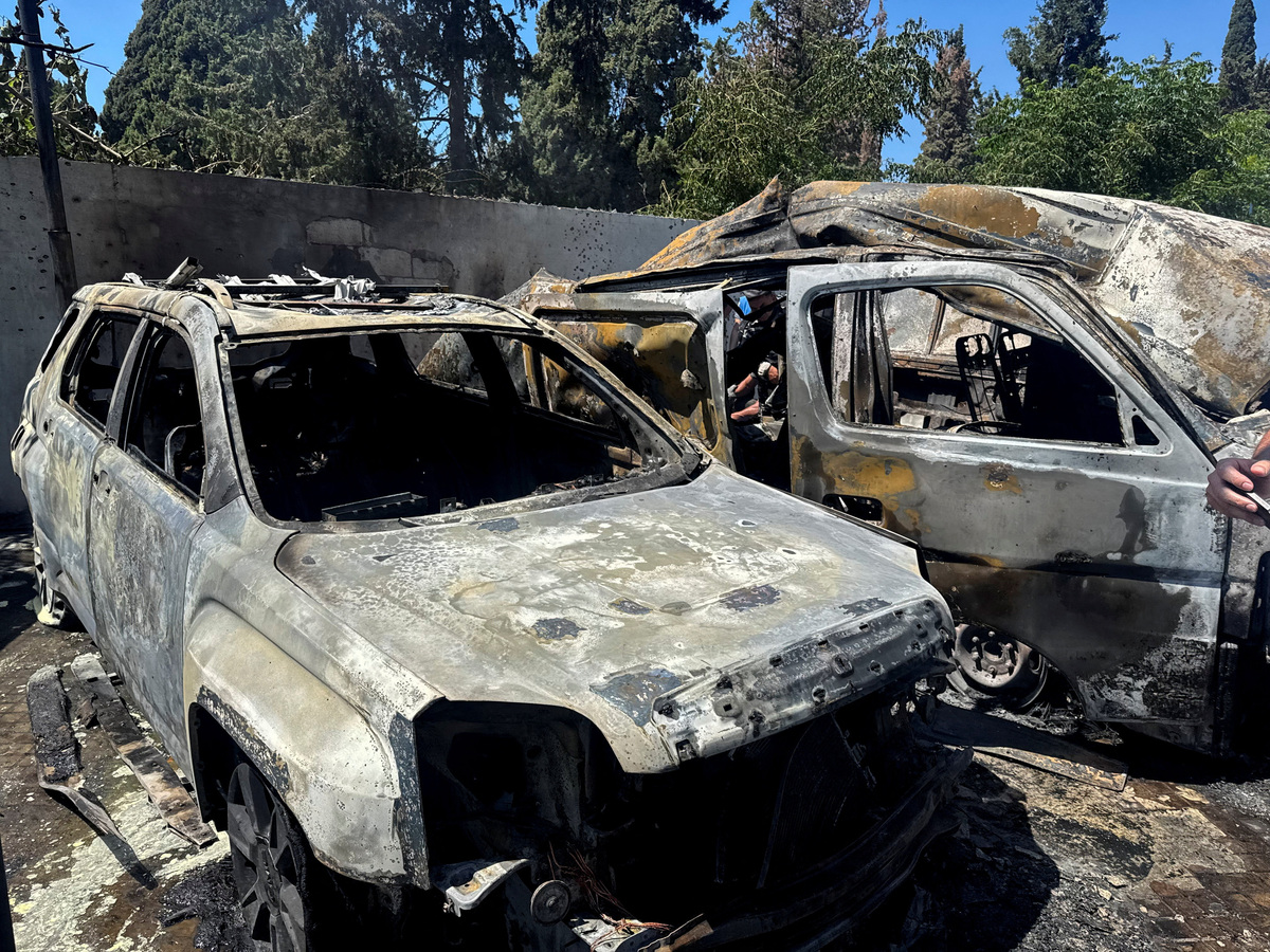 Burnt vehicles, following an Israeli strike in Sidon, southern Lebanon June 10, 2026.  Picture taken with a mobile phone. REUTERS/Ali Hankir