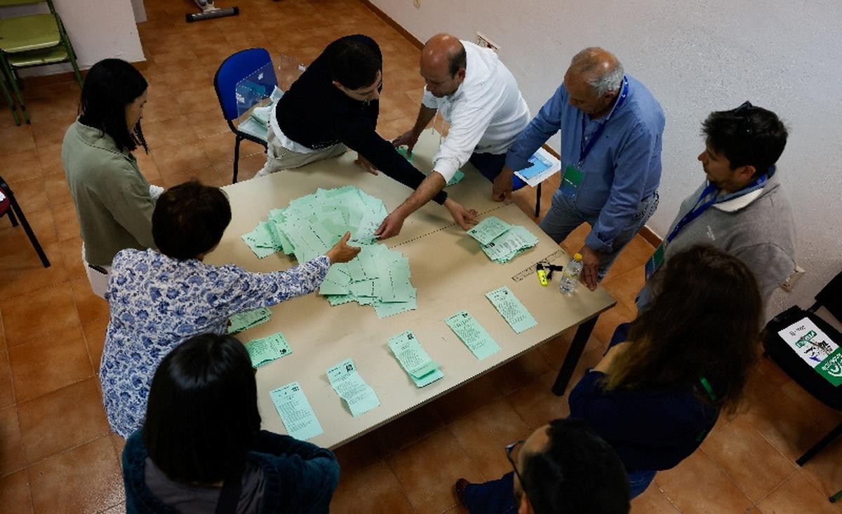 Election workers and interventors of the parties count ballots at a polling station during the Andalusian regional elections in Ronda, Spain May 17, 2026. REUTERS/Jon Nazca