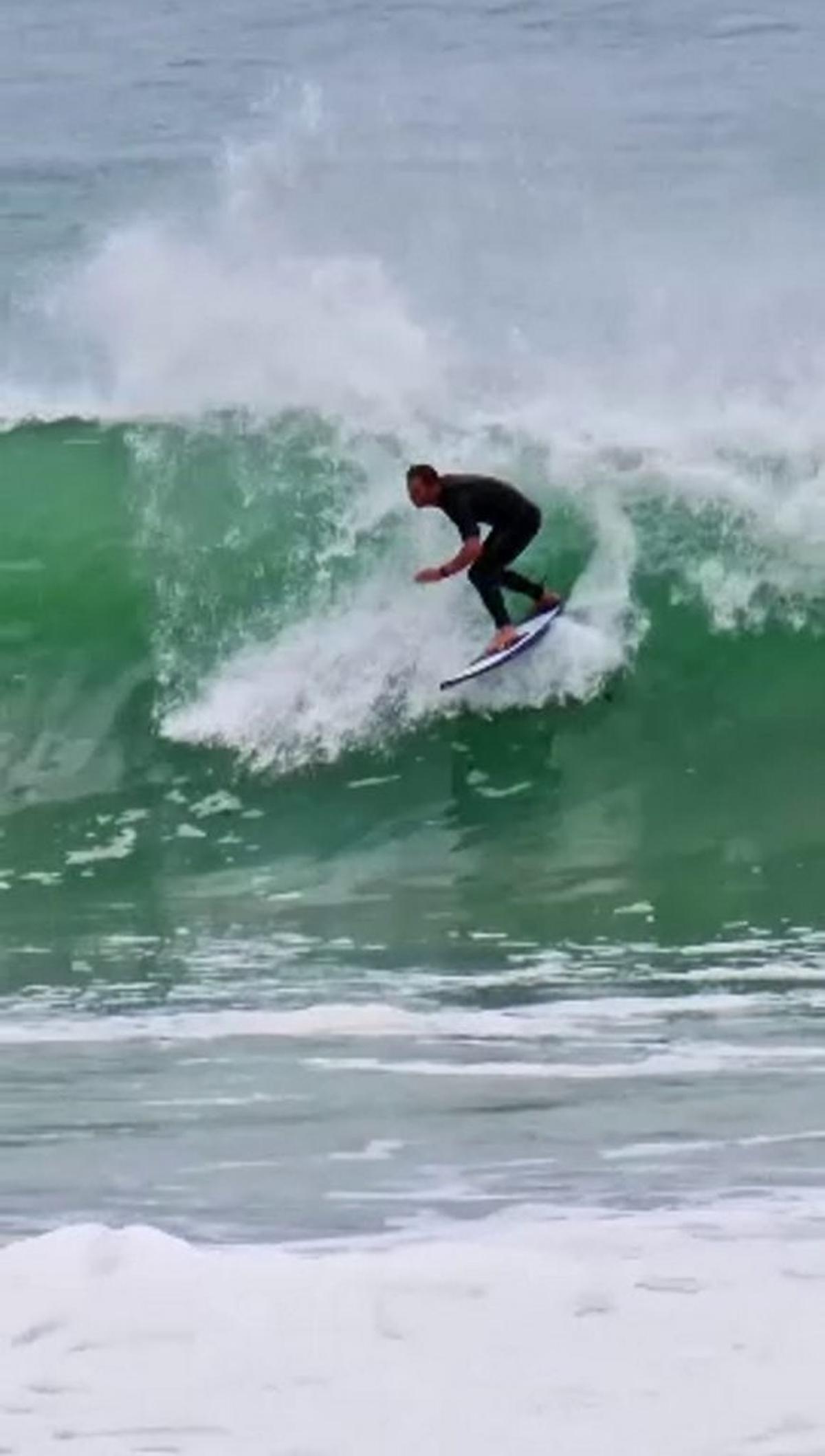  Shannon Ainslie surfing. (Chicco Mattos via SWNS) 
