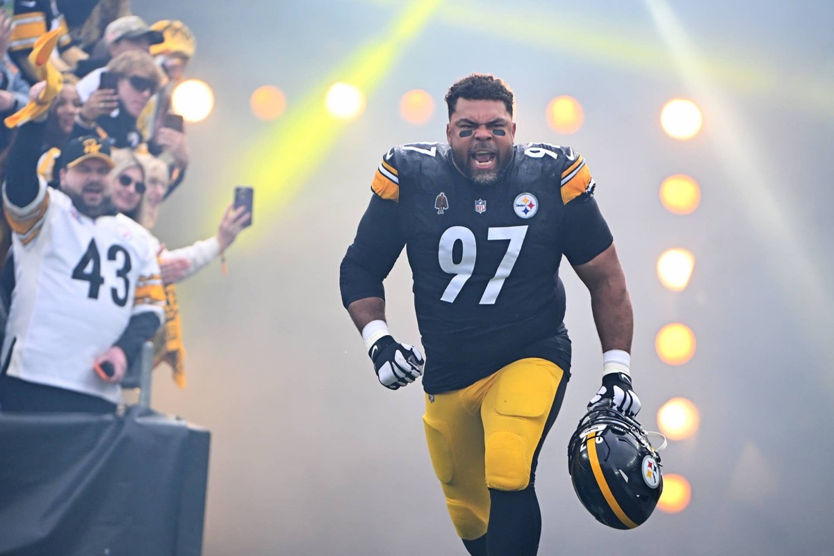  Nov 2, 2025; Pittsburgh, Pennsylvania, USA; Pittsburgh Steelers defensive tackle Cameron Heyward (97) enters the field before the game against the Indianapolis Colts at Acrisure Stadium. Mandatory Credit: Barry Reeger-Imagn Images