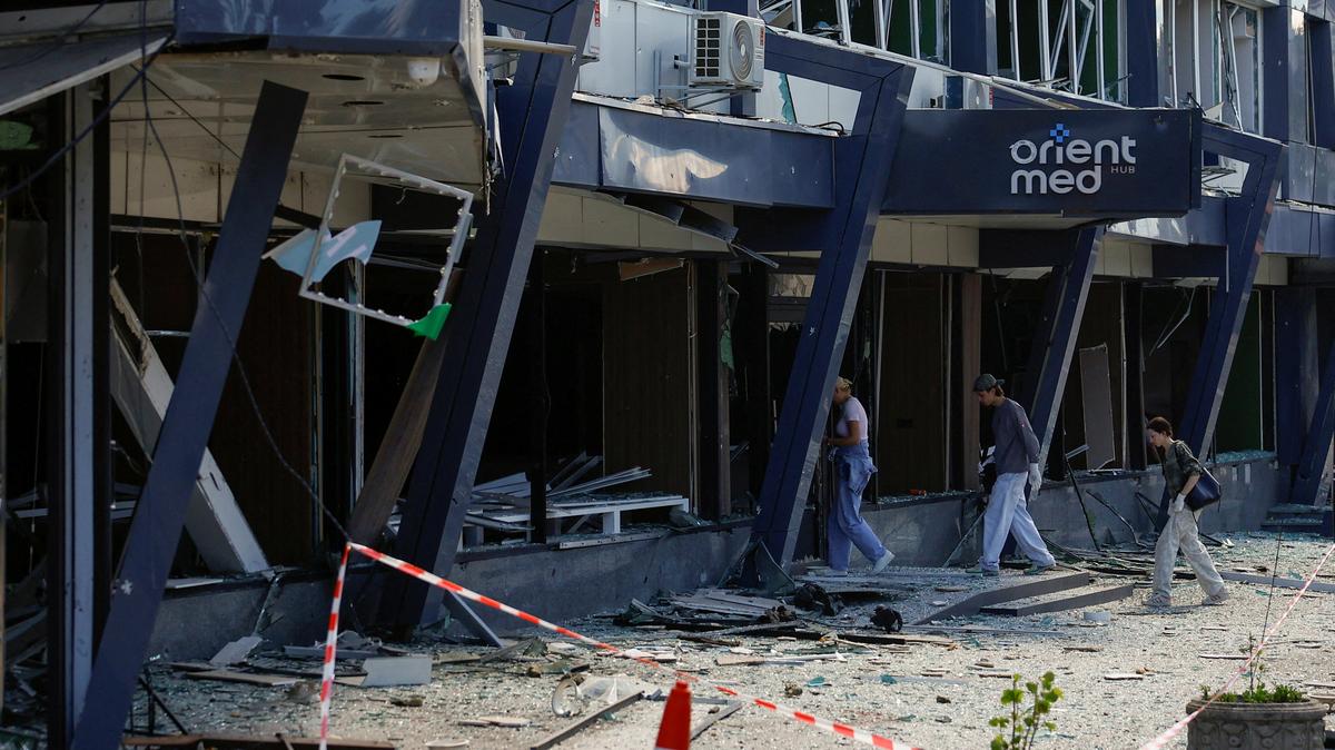 Employees walk into a building of a private medical clinic damaged during Russian missile and drone strikes, amid Russia's attack on Ukraine, in Kyiv, Ukraine June 2, 2026. REUTERS/Valentyn Ogirenko
