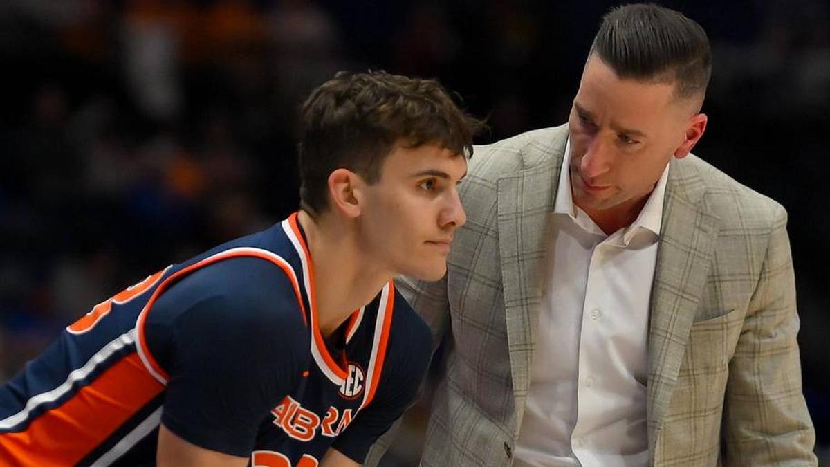  Mar 12, 2026; Nashville, TN, USA; Auburn Tigers head coach Steven Pearl talks with forward Filip Jovic (38) against the Tennessee Volunteers during the first half at Bridgestone Arena. Mandatory Credit: Steve Roberts-Imagn Images | Steve Roberts-Imagn Images 